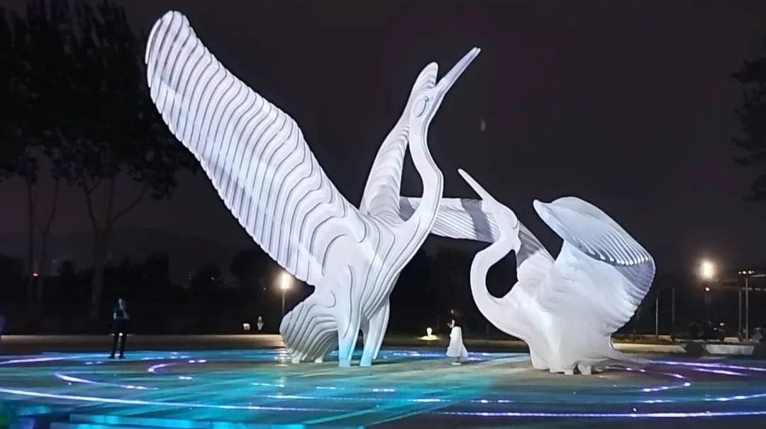 光隨曲動(dòng)！IP68勻光地埋燈打造聲光一體廣場(chǎng)雕塑