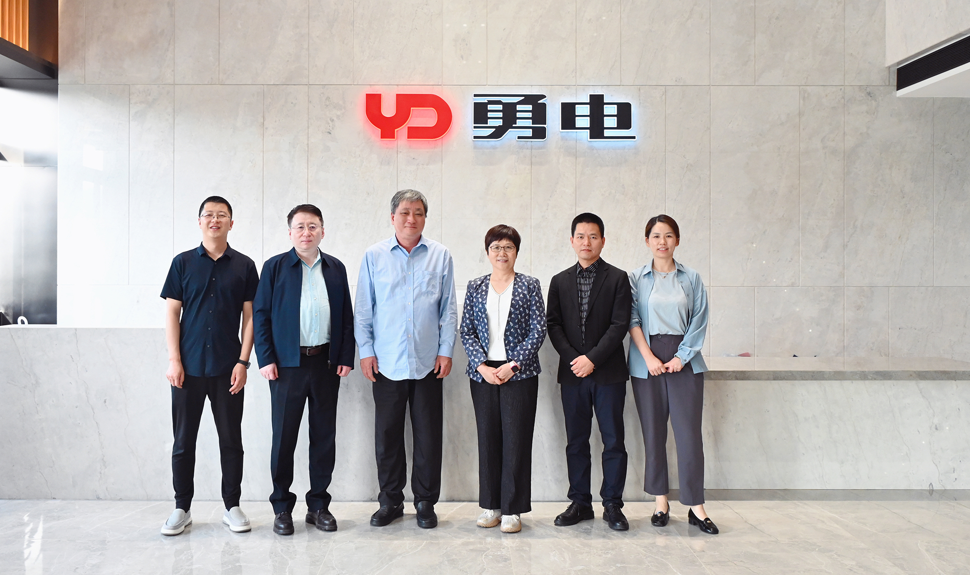 中國照明電器協(xié)會何燁理事長一行蒞臨勇電調(diào)研指導