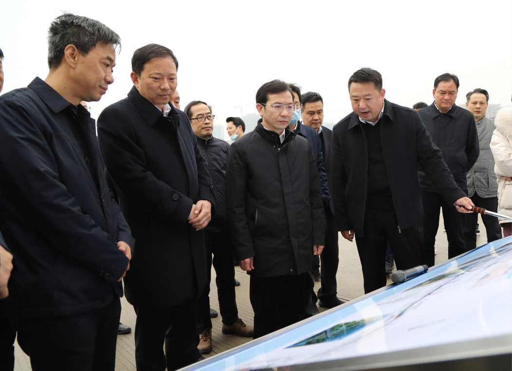 市委副書記、市長黃喜忠一行視察九洲高架東延工程