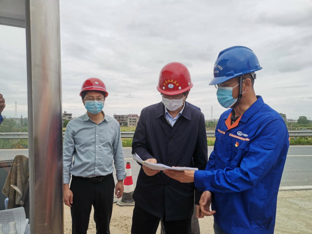 集團(tuán)黨委委員、紀(jì)委書(shū)記何志敏赴西二環(huán)高速項(xiàng)目檢查疫情防控工作